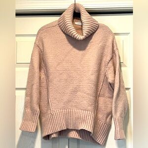 Lush oversized turtleneck sweater in color blush